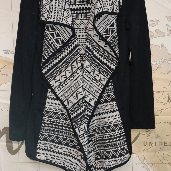 EN CREME AZTEC PRINT structurd Size M. Black and White Geometric Cardigan - Picture 5 of 8